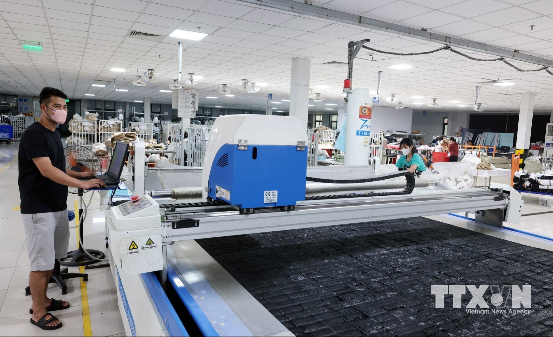 Lập trình cho hệ thống máy trải vải tự động tại BGG Lạng Giang giúp nâng cao năng suất cho công đoạn cắt vải. (Ảnh: Trần Việt/TTXVN)